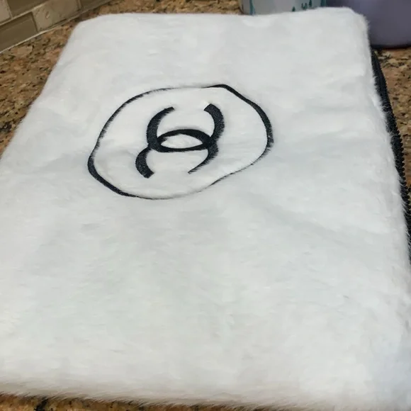 Absolutely adorable authentic rare,collectible white Chanel furry pouch/clutch. - Picture 13 of 17